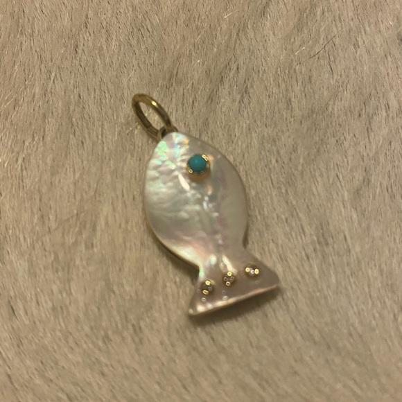 Asha mother of pearl and 14k gold vermeil fish pendant - Picture 2 of 7